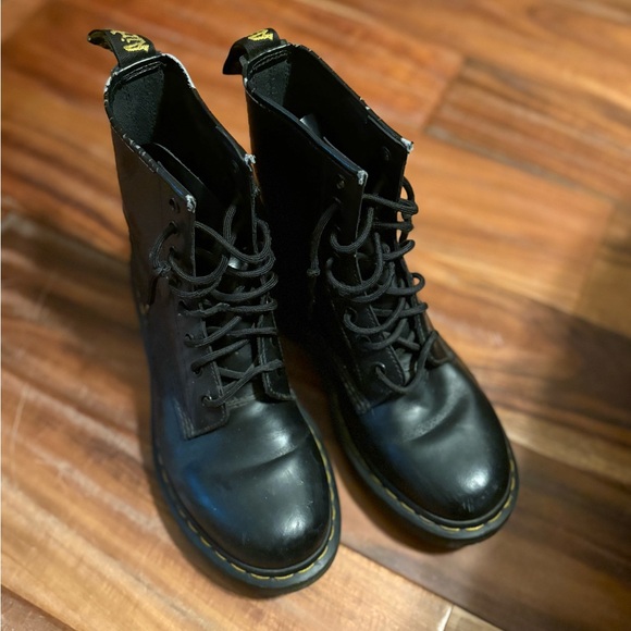 Dr. Martens Shoes - Classic Dr. Martens 1460 Smooth Leather 8-Eye Boots in black